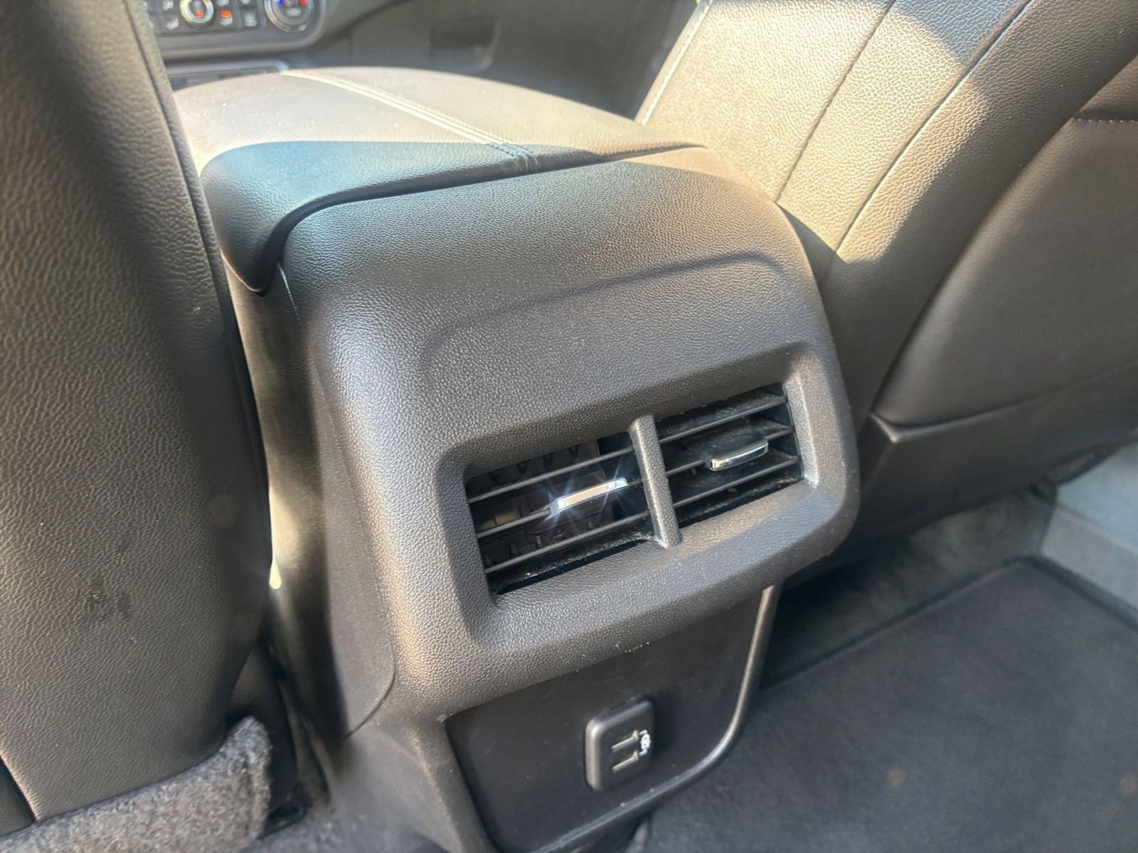 Used 2024 GMC Terrain SLT image 24