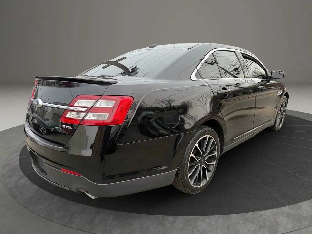 Used 2018 Ford Taurus SEL w/ Equipment Group 201A image 5