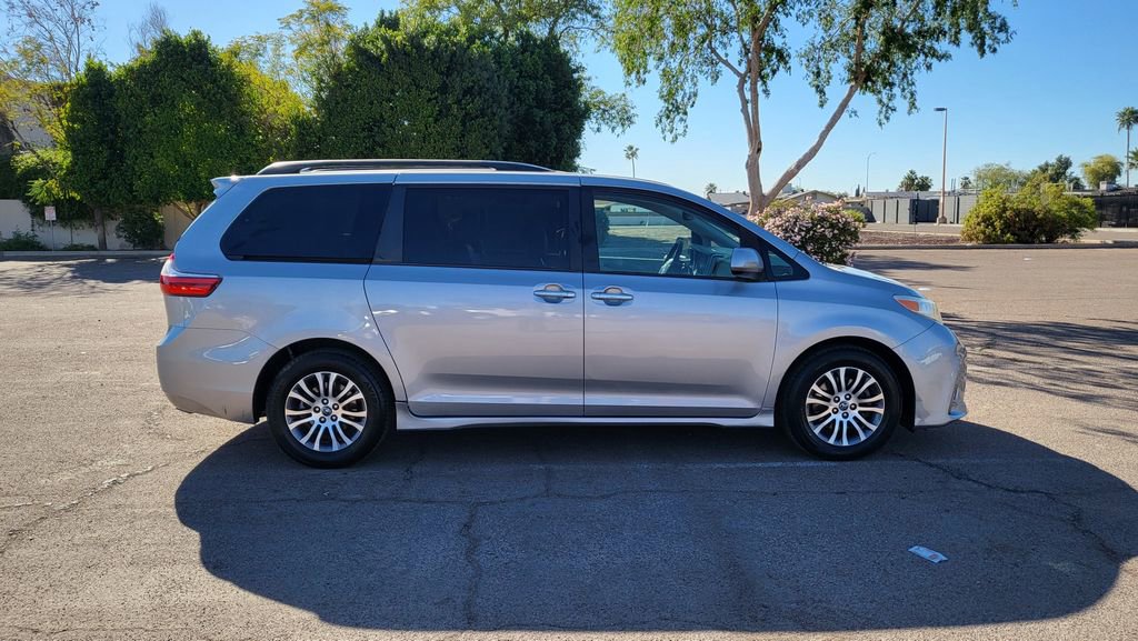 Used 2018 Toyota Sienna XLE w/ XLE Navigation Package image 10