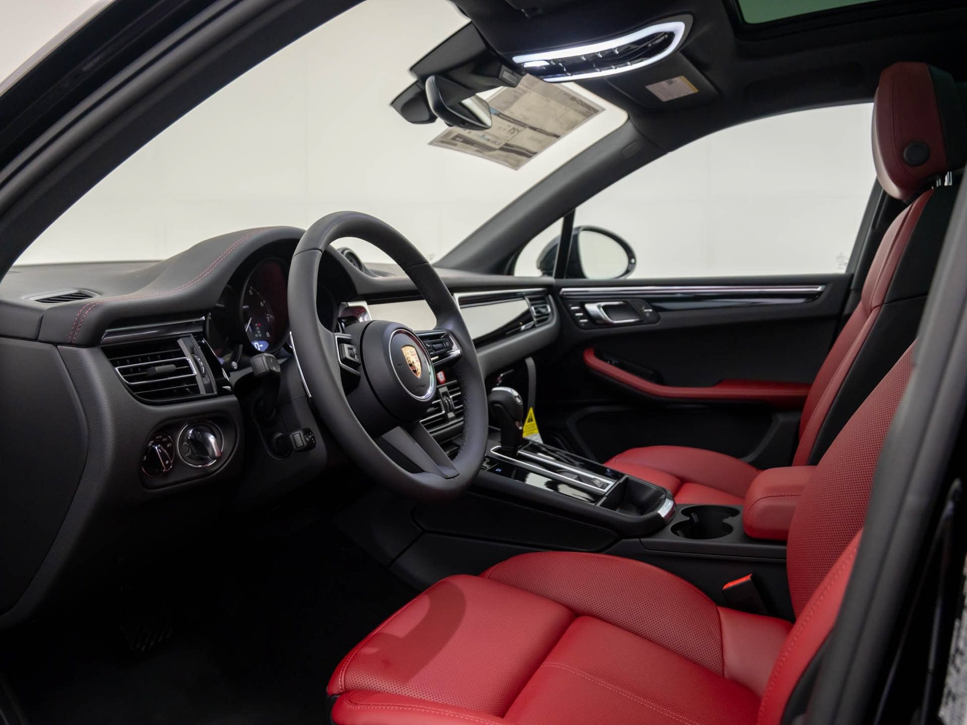 Certified 2026 Porsche Macan AWD/4WD image 4