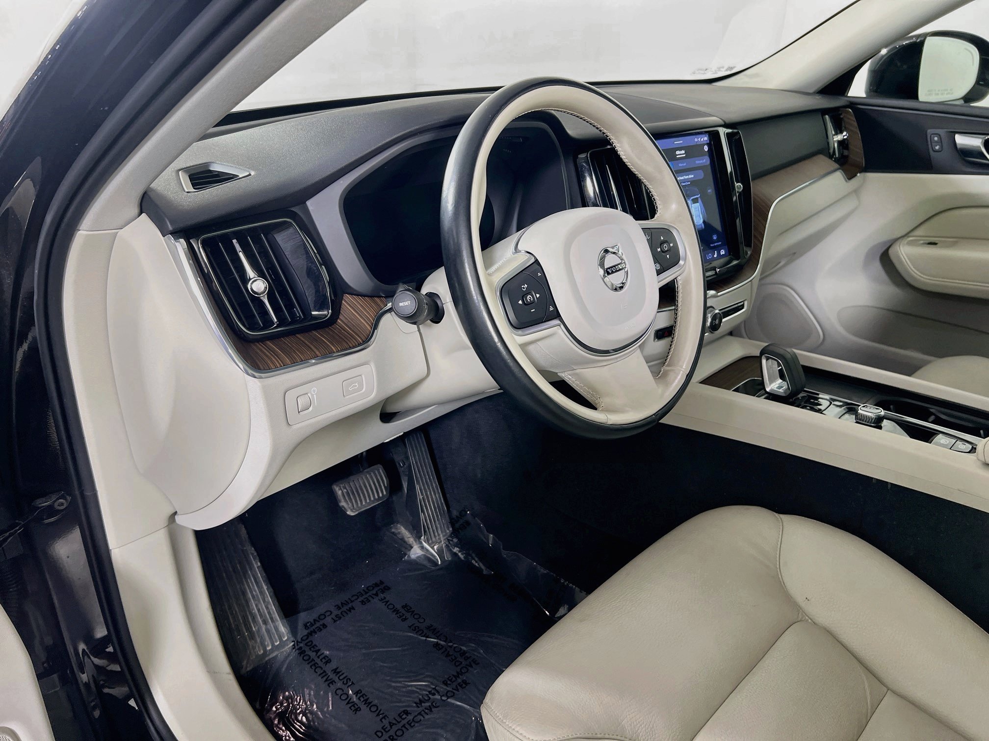 Used 2022 Volvo XC60 B5 Momentum w/ Climate Package AWD/4WD image 9