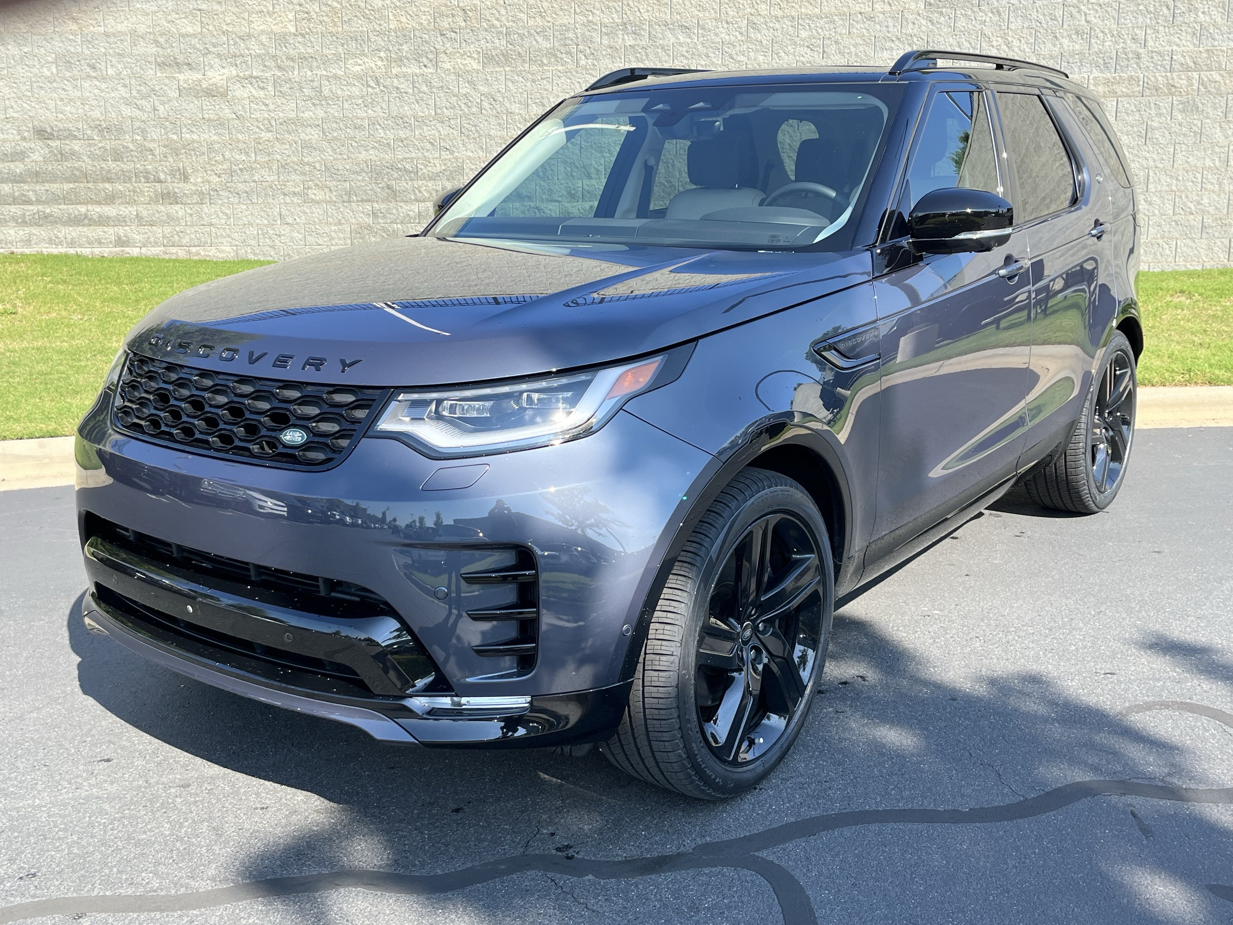Used 2025 Land Rover Discovery Dynamic SE AWD/4WD image 4