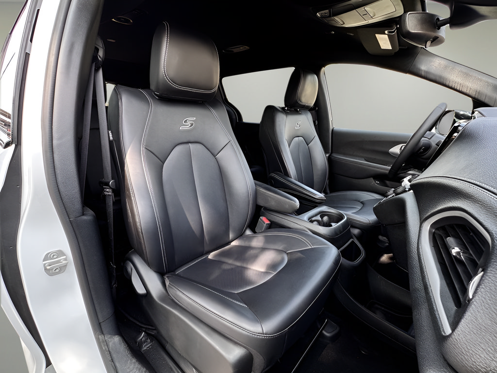 Used 2024 Chrysler Pacifica Limited FWD image 21