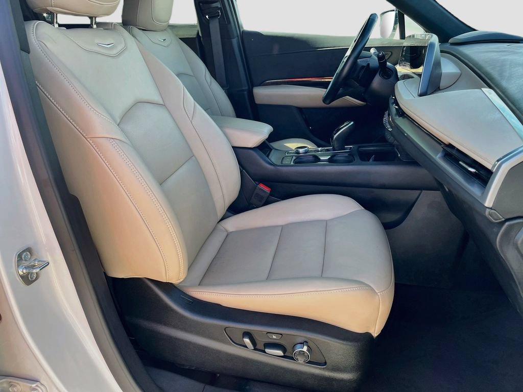 Used 2025 Cadillac XT4 Premium Luxury w/ Technology Package AWD/4WD image 29