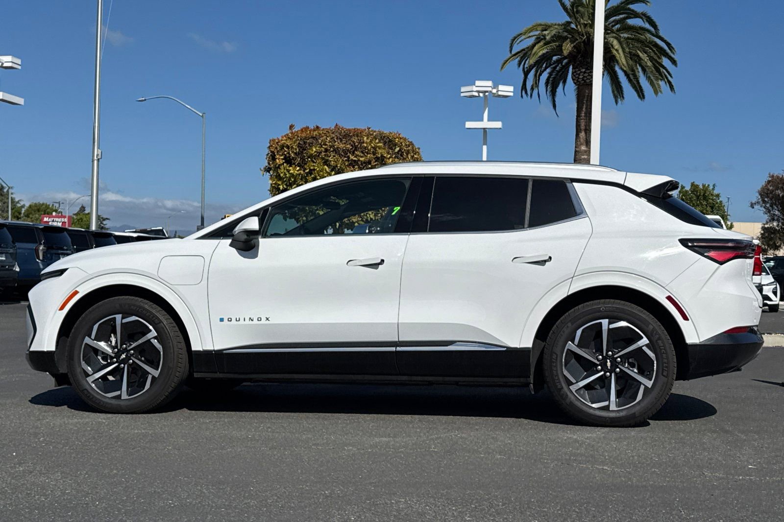 Used 2025 Chevrolet Equinox EV LT w/ Convenience Package image 8