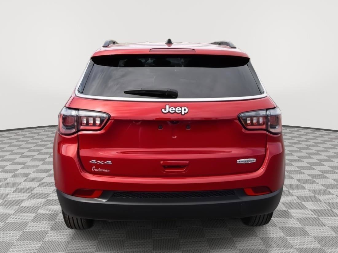 Used 2025 Jeep Compass Latitude AWD/4WD image 4