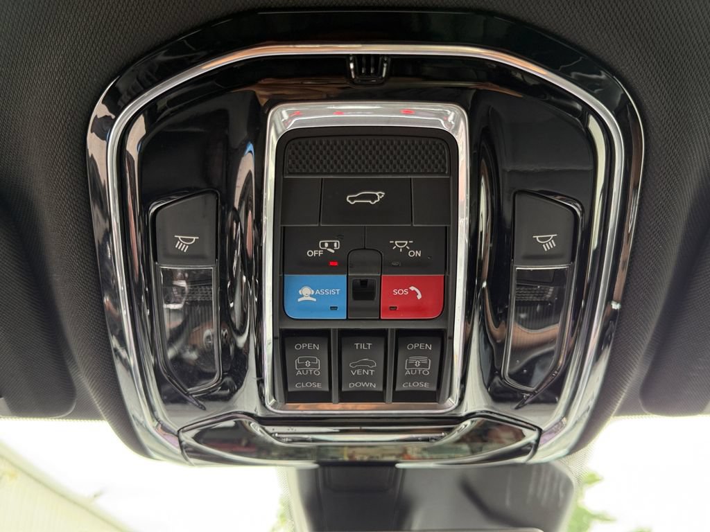 Used 2023 Jeep Grand Cherokee Summit w/ Adv Protech Group IV AWD/4WD image 21