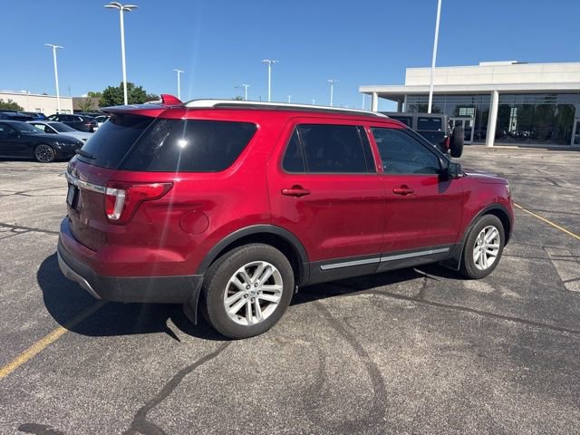 Used 2017 Ford Explorer XLT w/ Equipment Group 202A FWD image 4