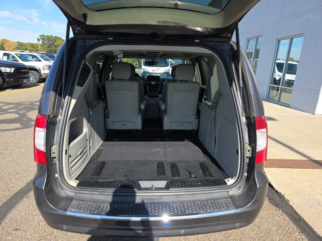 Used 2015 Chrysler Town & Country Touring-L w/ Driver Convenience Group FWD image 8