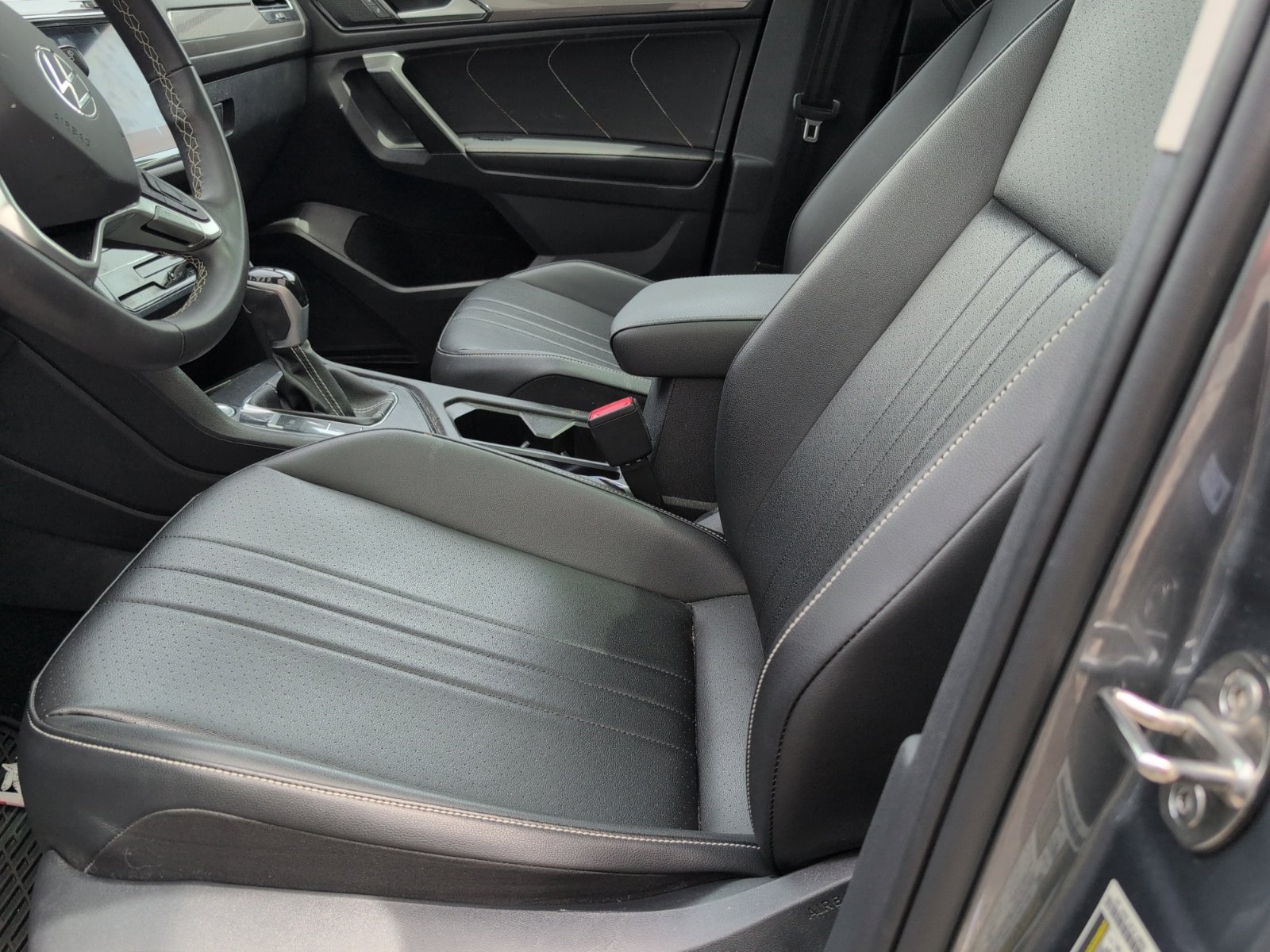 Used 2023 Volkswagen Tiguan SE w/ Panoramic Sunroof Package FWD image 4