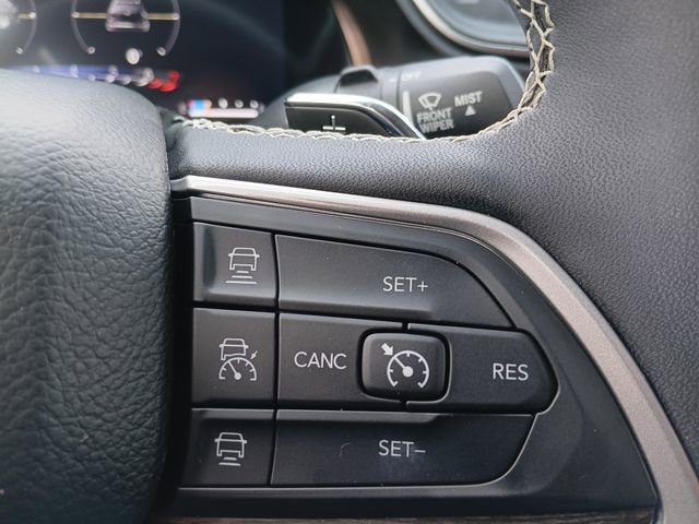 Used 2023 Jeep Grand Cherokee Limited w/ Black Appearance Package AWD/4WD image 6