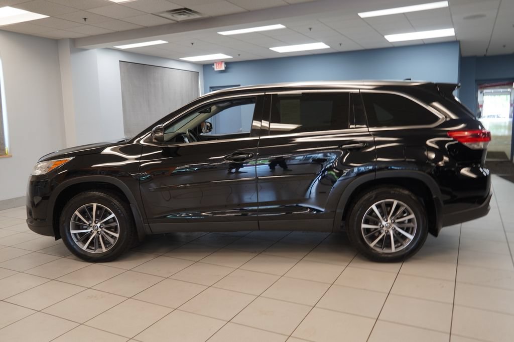 Used 2019 Toyota Highlander XLE AWD/4WD image 2