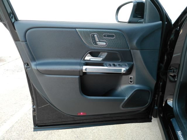 Used 2024 Mercedes-Benz GLB 250 w/ Exclusive Package image 15