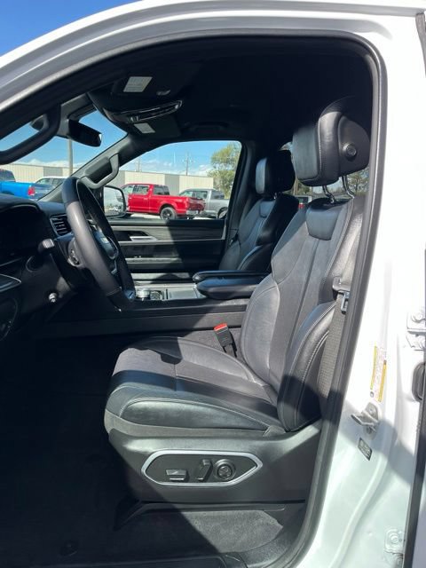 Used 2024 Jeep Wagoneer L Series II w/ Flexible Seating Group AWD/4WD image 25