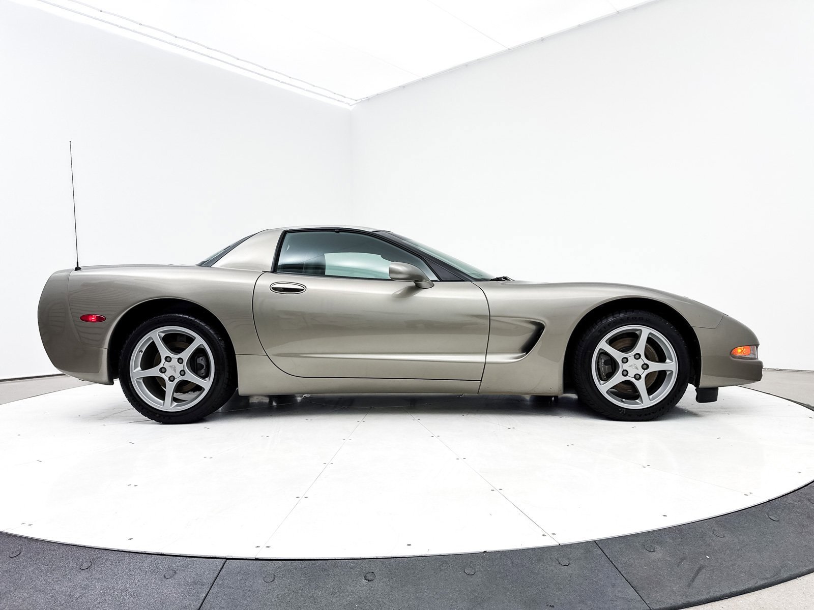 Used 2000 Chevrolet Corvette Coupe w/ Lighting Pkg image 30