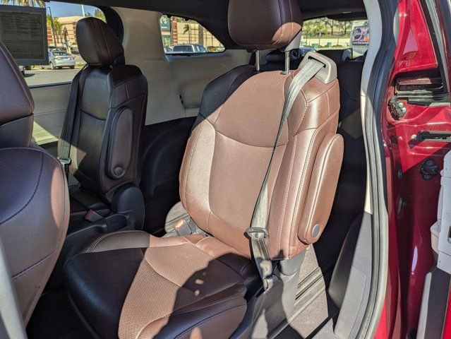 Used 2021 Toyota Sienna Platinum image 27