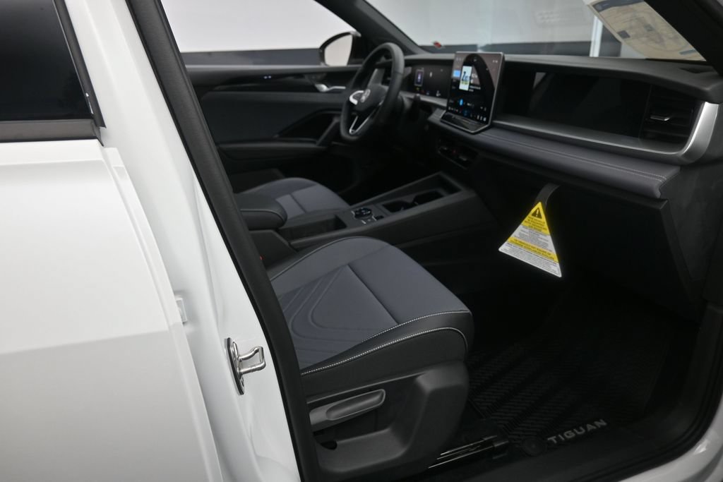 New 2026 Volkswagen Tiguan SE R-Line FWD image 29