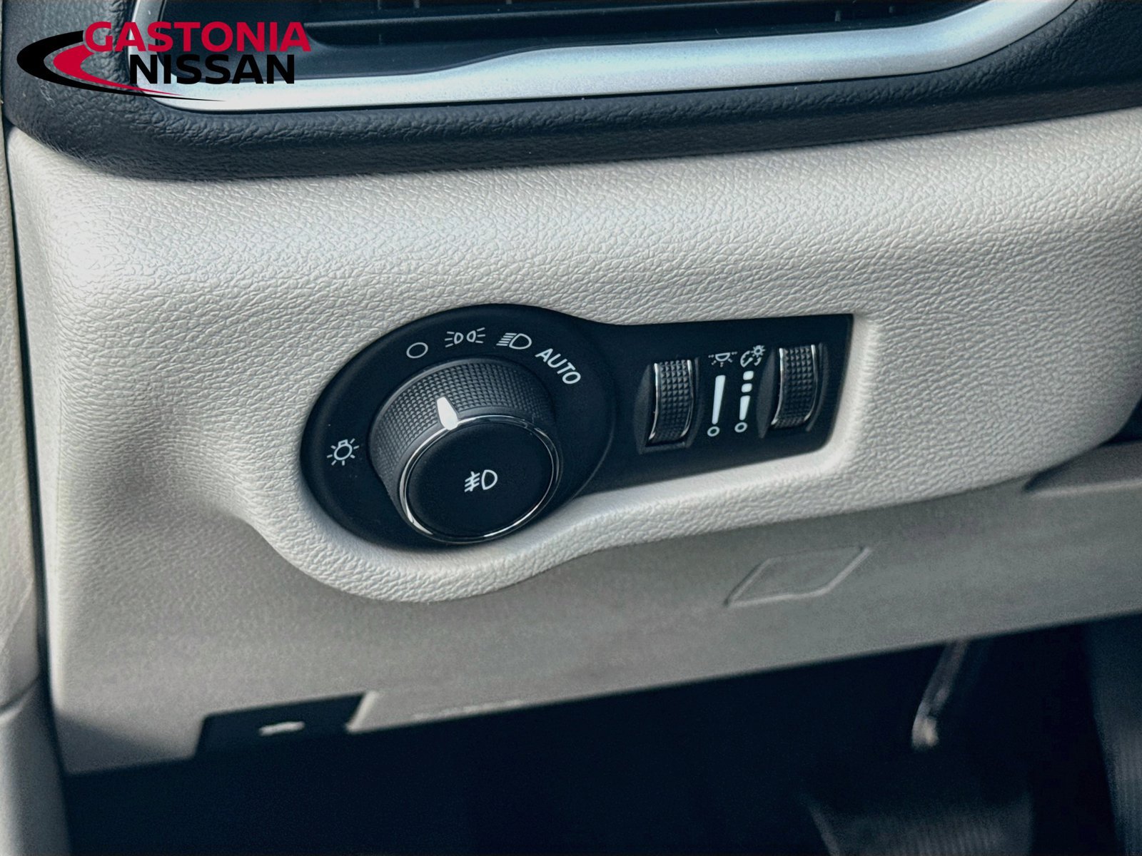 Used 2024 Chrysler Pacifica Touring-L FWD image 13