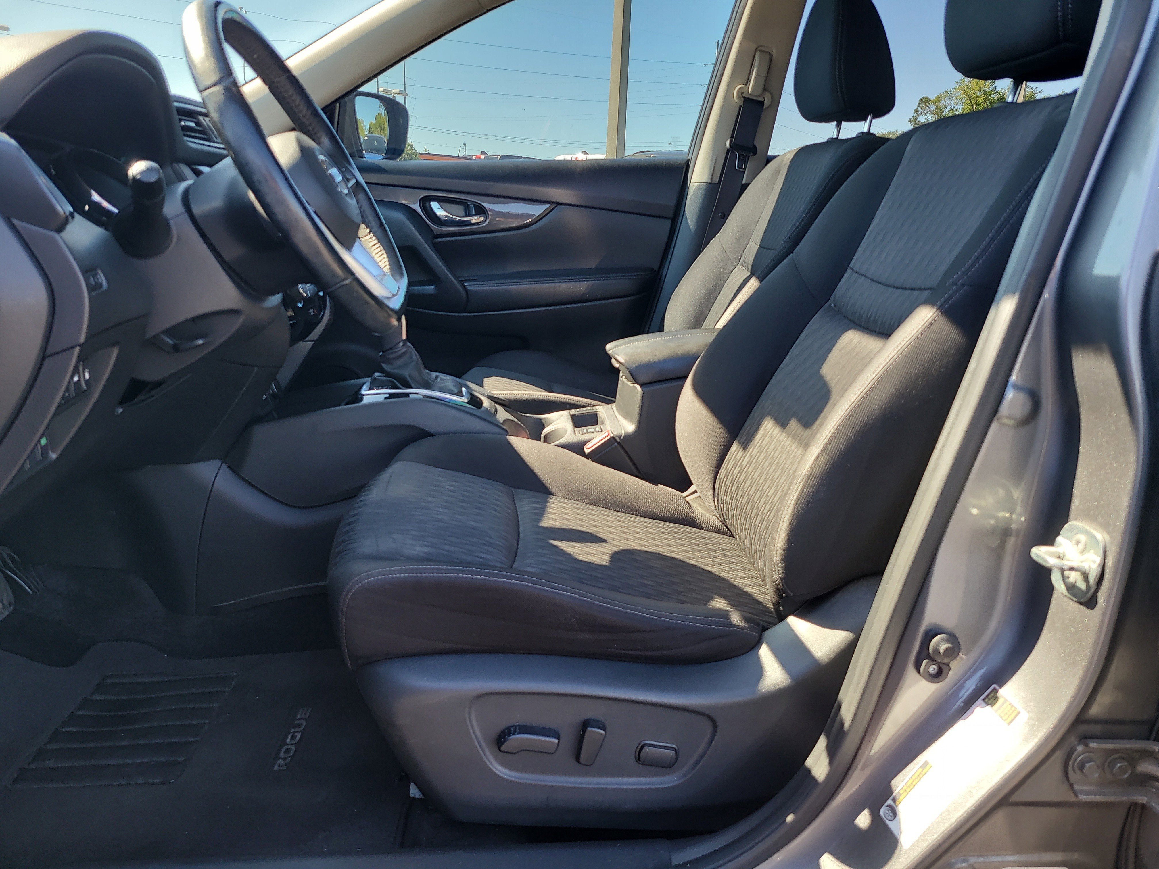 Used 2019 Nissan Rogue SV image 16