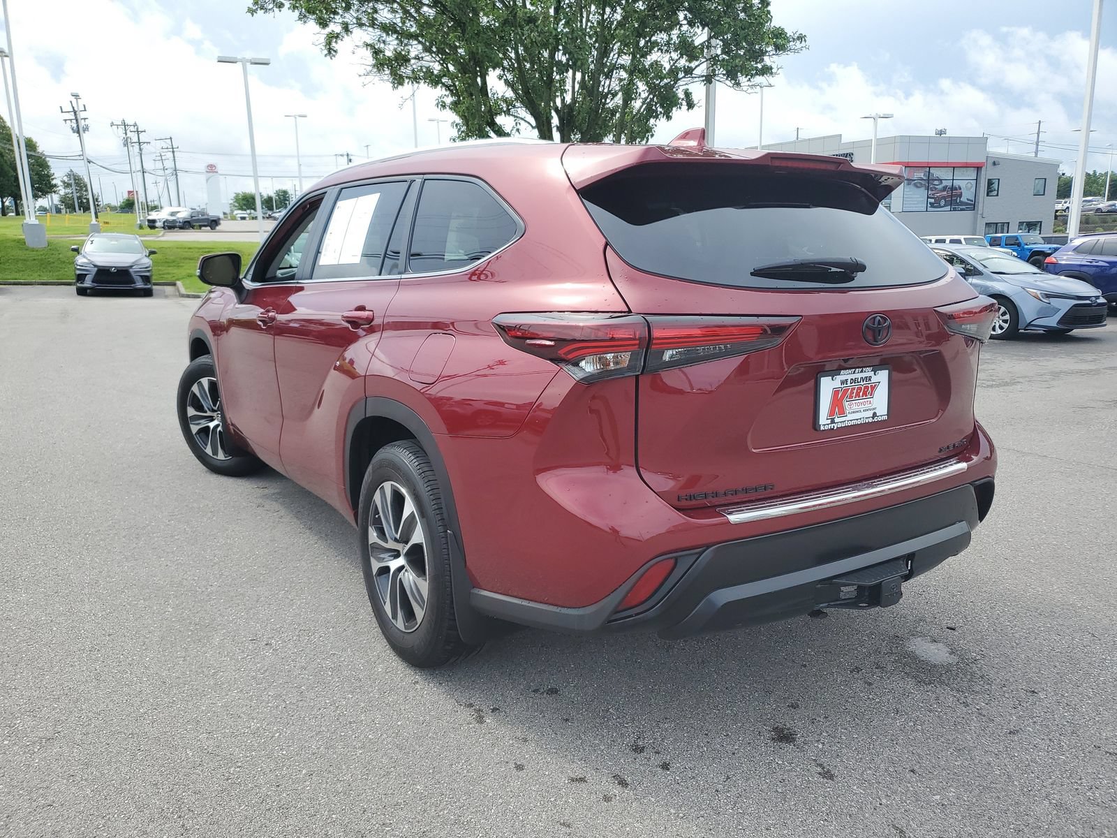 Certified 2024 Toyota Highlander XLE AWD/4WD image 3