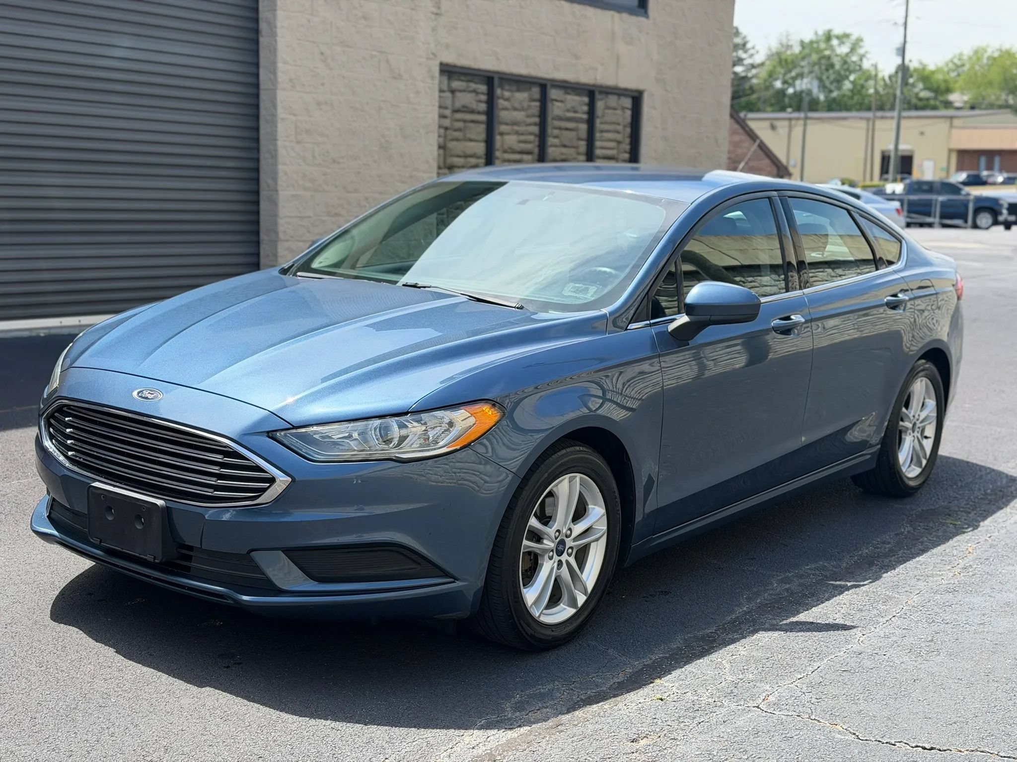 Used 2018 Ford Fusion SE w/ Fusion SE Technology Package FWD image 2