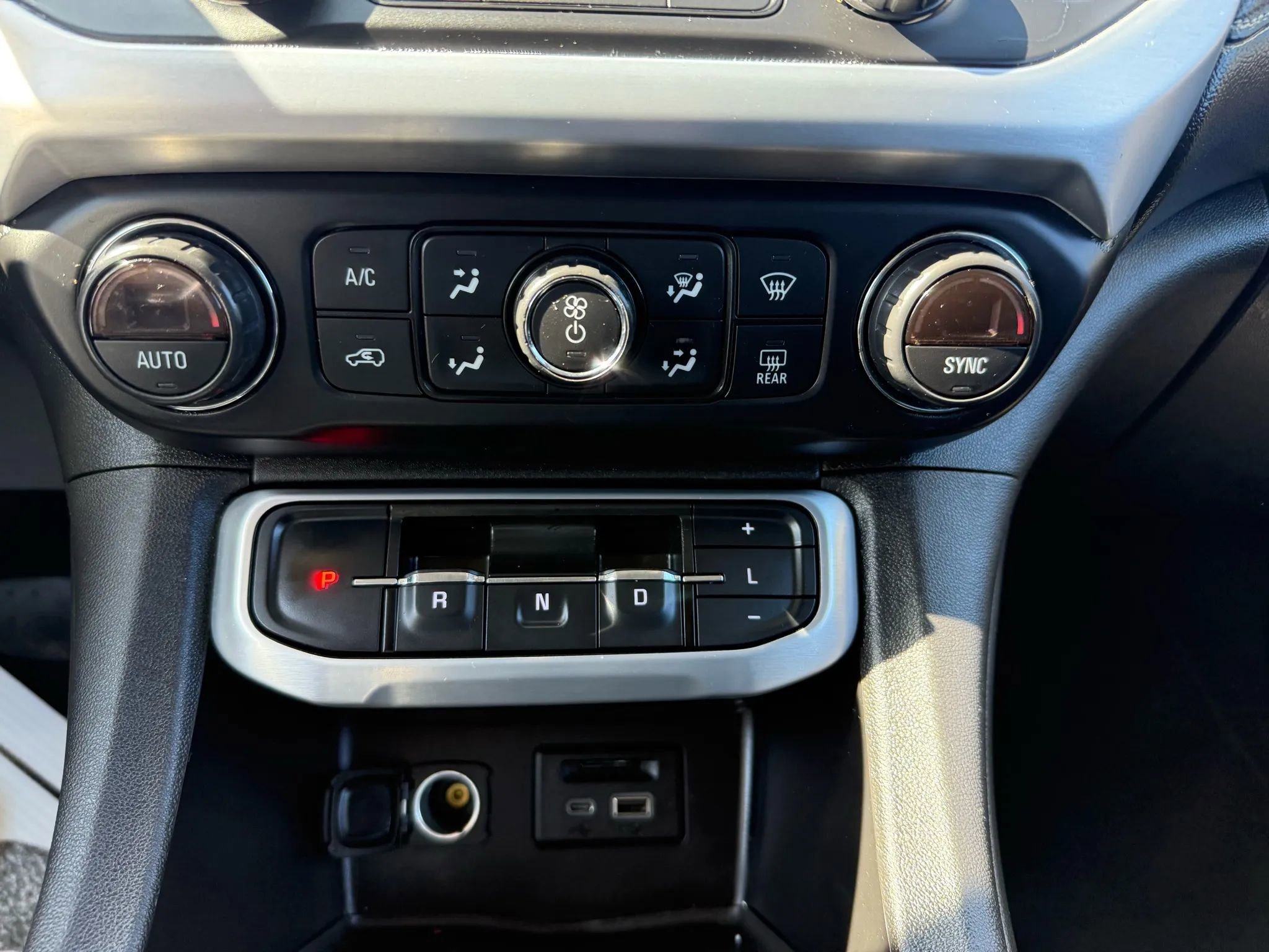 Used 2020 GMC Acadia SLT w/ Driver Alert Package II image 15