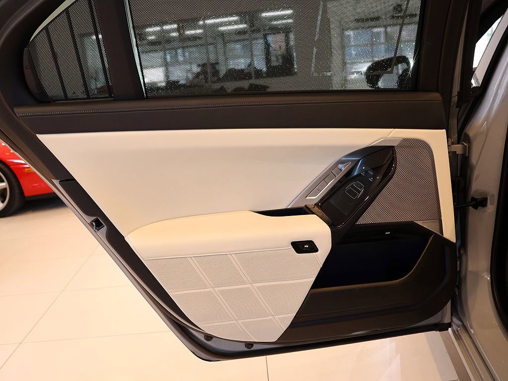 Used 2024 BMW 760i xDrive w/ Premium Package 2 image 52