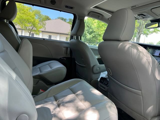 Used 2018 Toyota Sienna XLE w/ XLE Navigation Package AWD/4WD image 17
