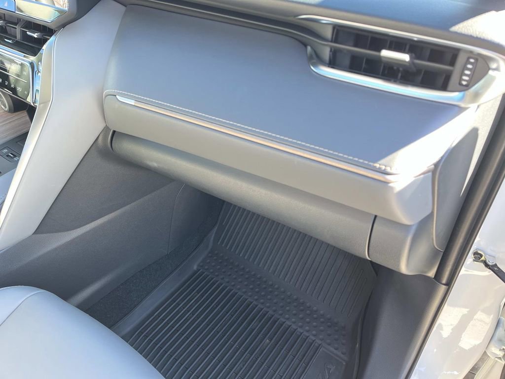 Used 2024 Toyota Venza XLE image 26