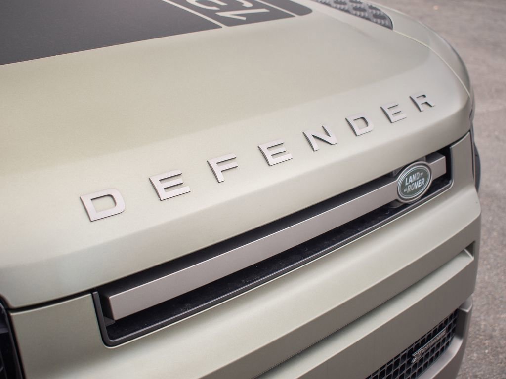Used 2023 Land Rover Defender 130 X-Dynamic SE image 16