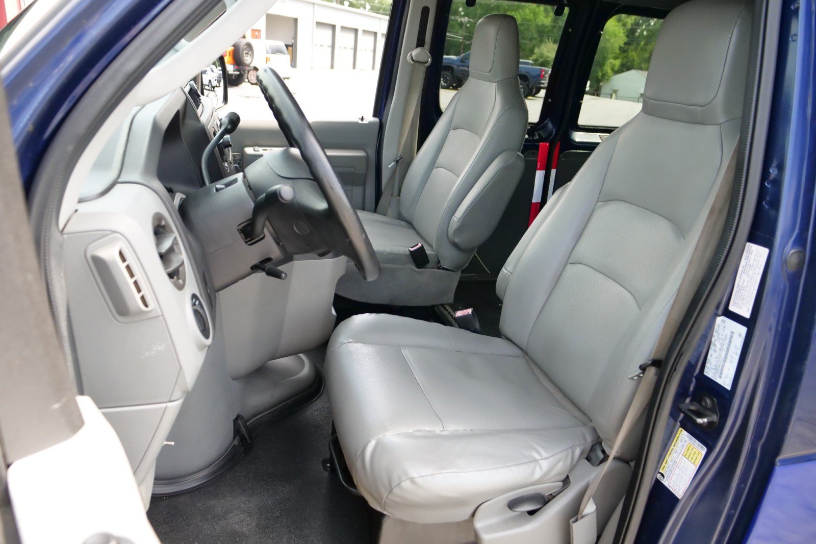 Used 2010 Ford E-250 and Econoline 250 Extended RWD image 3