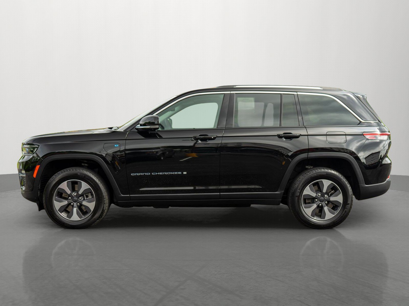 Used 2022 Jeep Grand Cherokee Limited 4xe w/ Luxury Tech Group II AWD/4WD image 4