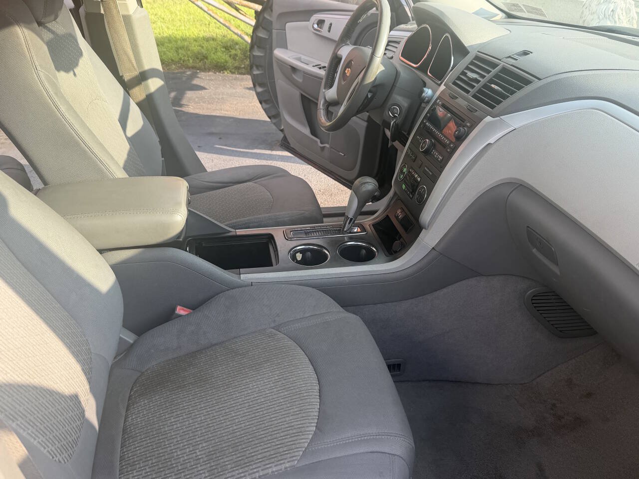 Used 2012 Chevrolet Traverse LT FWD image 11