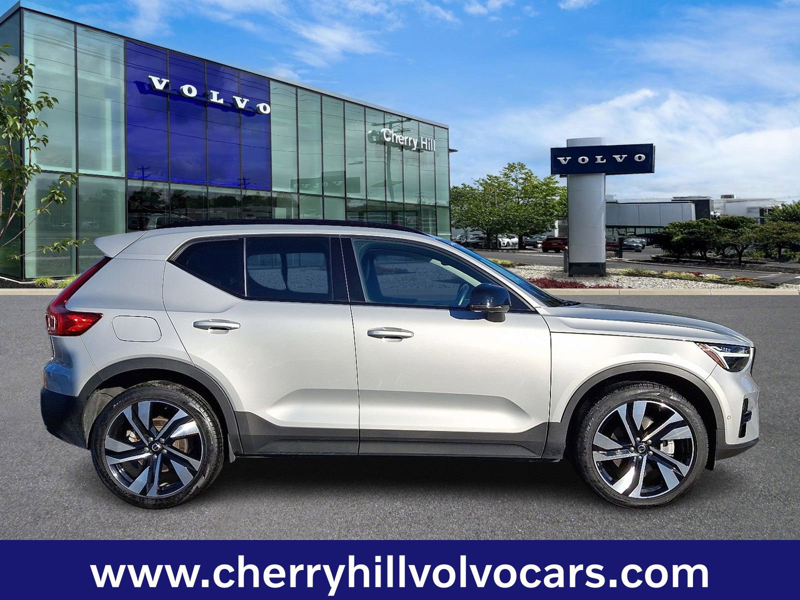 Certified 2025 Volvo XC40 B5 Plus image 8