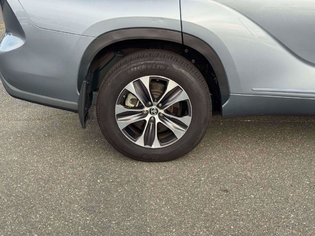 Used 2023 Toyota Highlander XLE AWD/4WD image 10