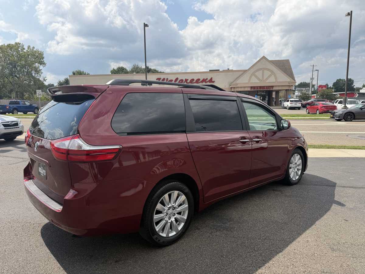 Used 2017 Toyota Sienna XLE AWD/4WD image 5