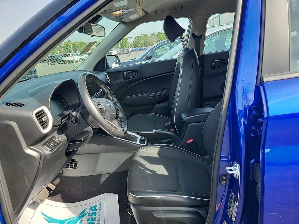 Used 2025 Hyundai Venue Limited FWD image 4