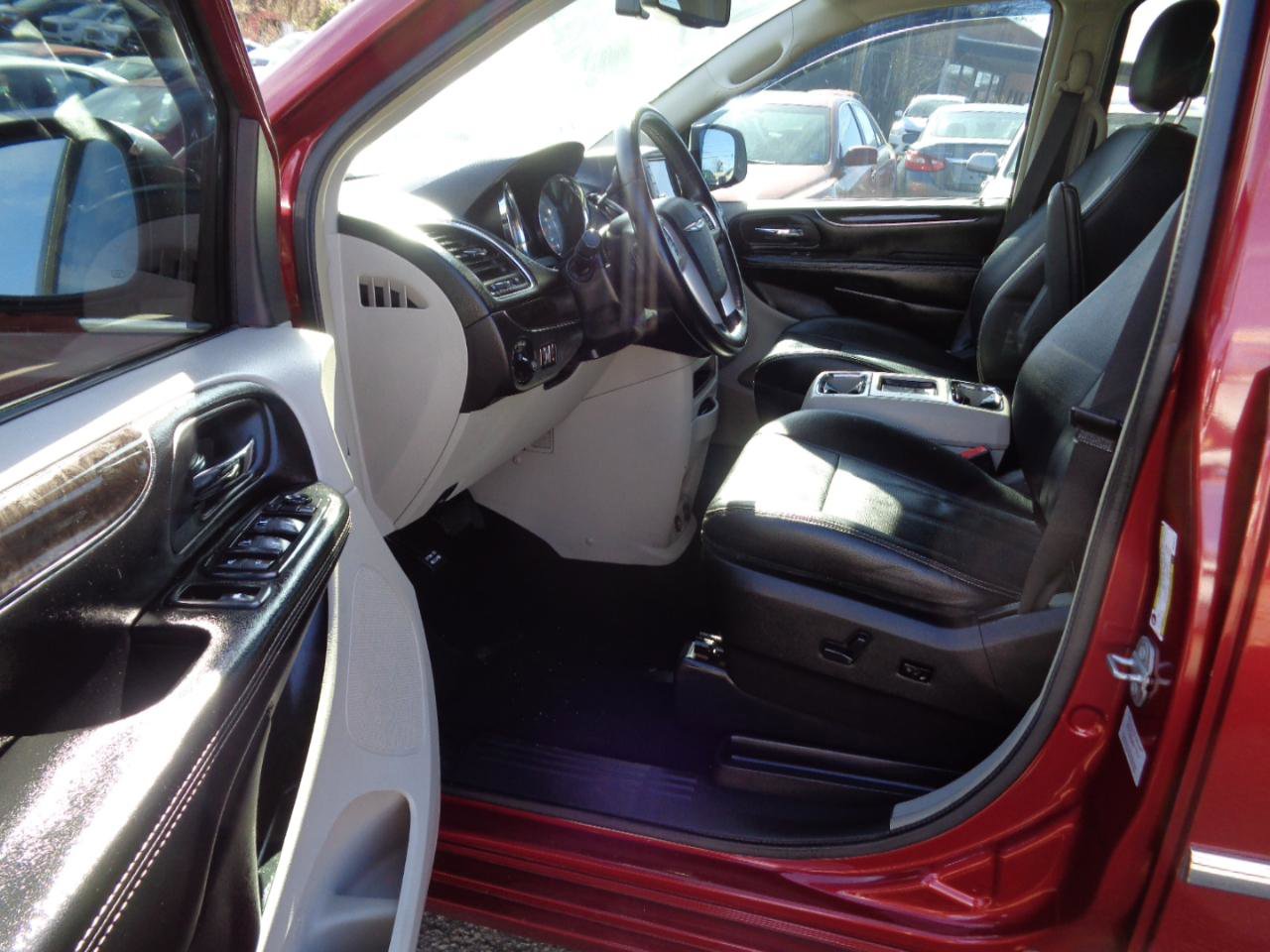 Used 2016 Chrysler Town & Country Touring-L image 12