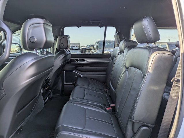 Certified 2025 Jeep Wagoneer Series III w/ HD Trailer Tow Package AWD/4WD image 14