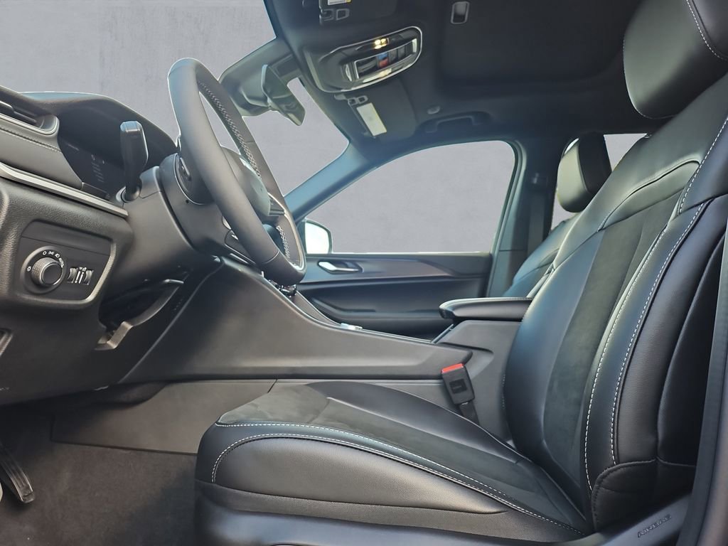 New 2025 Jeep Grand Cherokee Altitude image 9