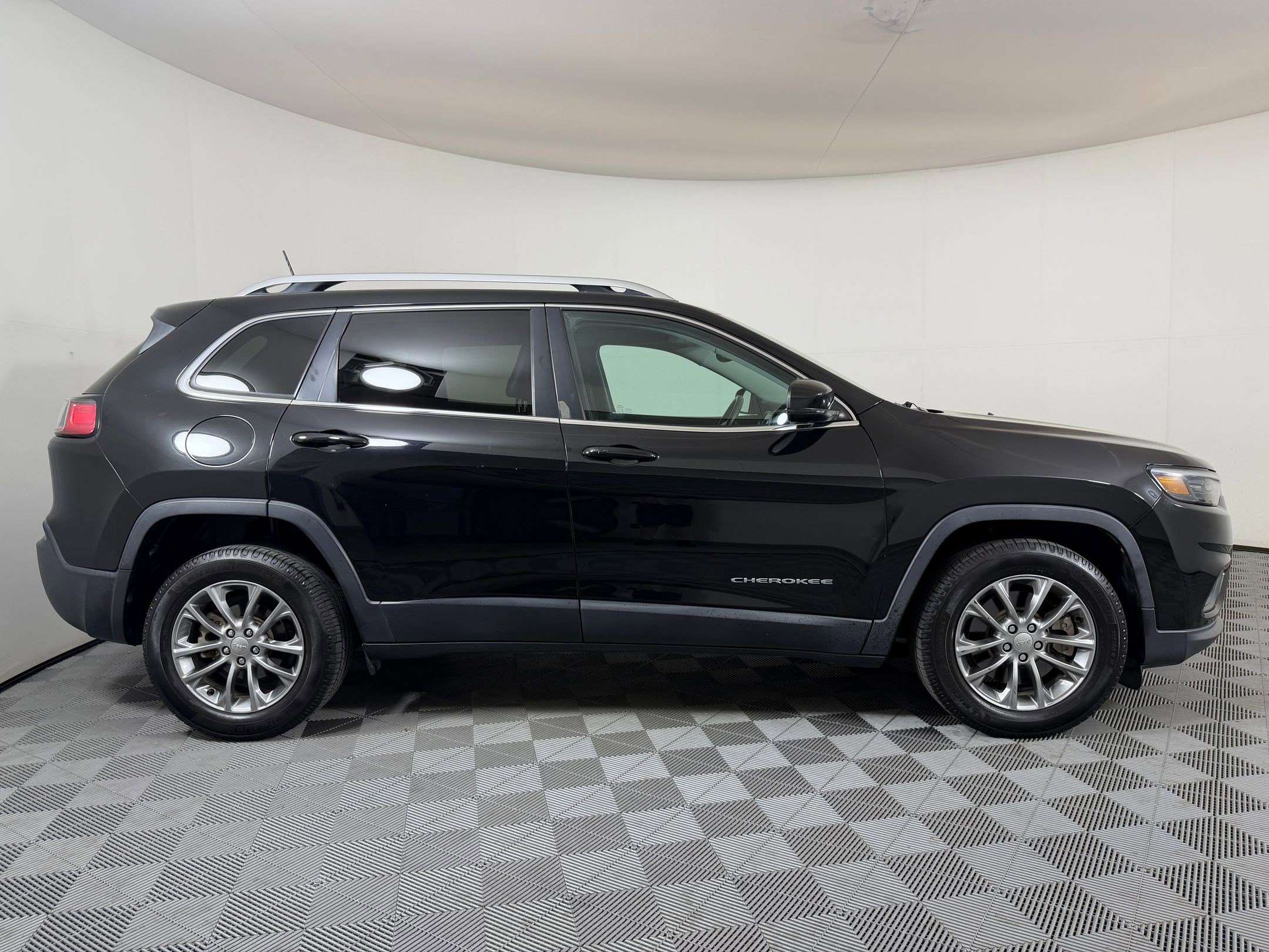 Used 2020 Jeep Cherokee Latitude Plus w/ Comfort/Convenience Group image 8