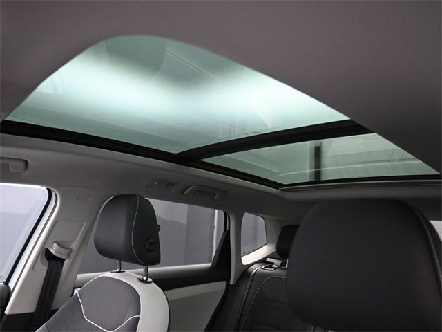 Certified 2025 Volkswagen Taos SE w/ Panoramic Sunroof Package image 26