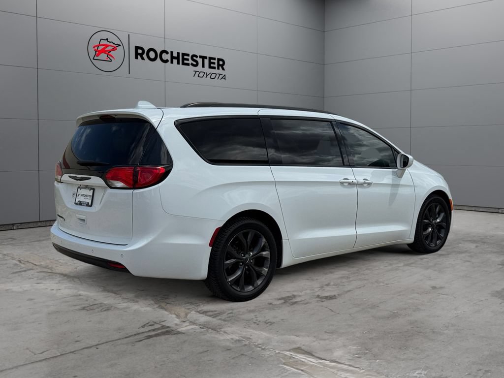 Used 2018 Chrysler Pacifica Touring-L Plus w/ S Appearance Package FWD image 5