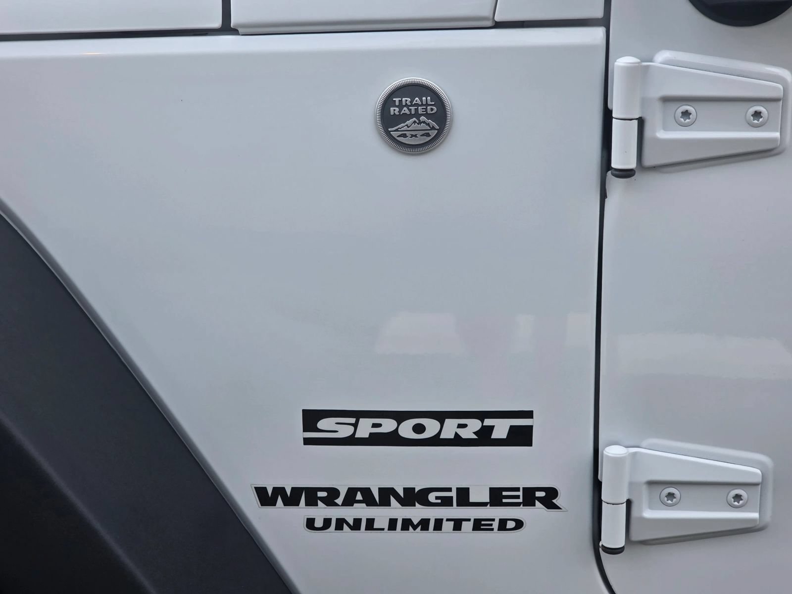 Used 2015 Jeep Wrangler Unlimited Sport w/ Connectivity Group AWD/4WD image 8