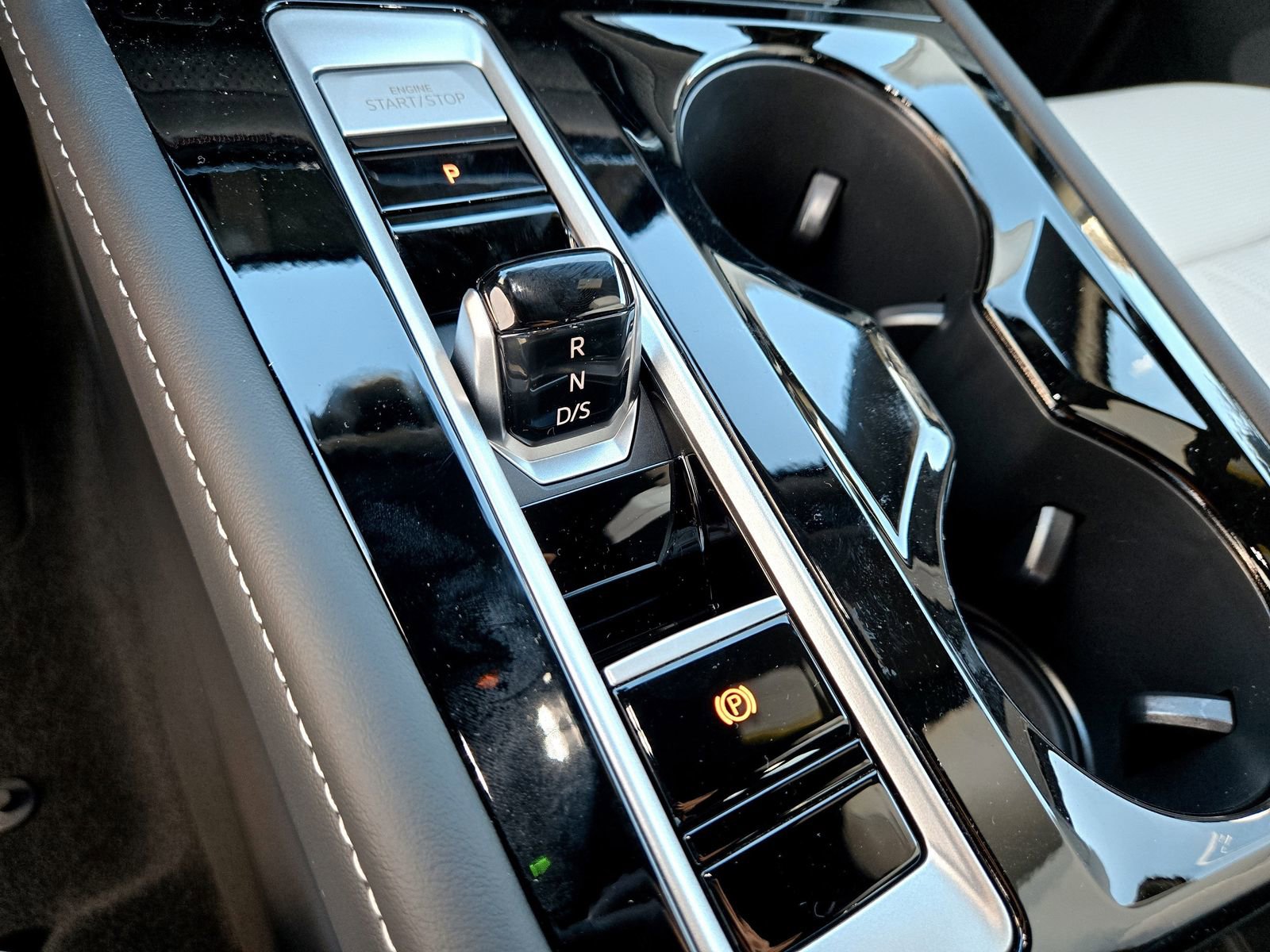 Used 2025 Volkswagen Atlas Cross Sport SEL Premium R-Line image 14