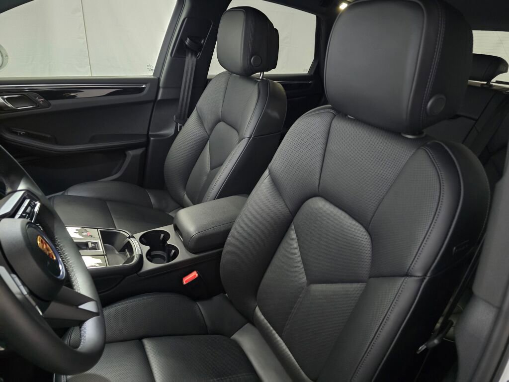 Certified 2025 Porsche Macan image 5