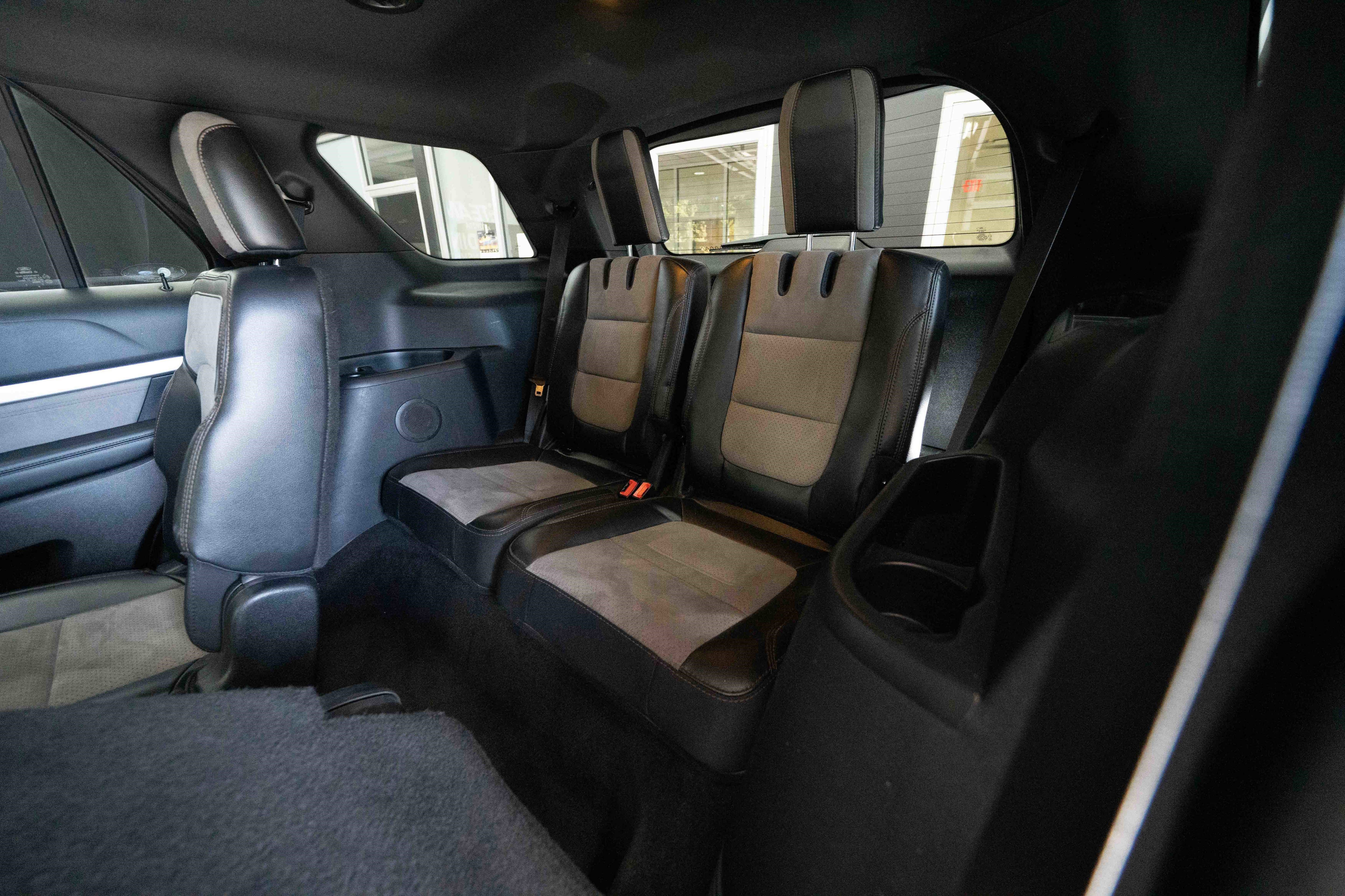 Used 2017 Ford Explorer XLT w/ Equipment Group 202A AWD/4WD image 24