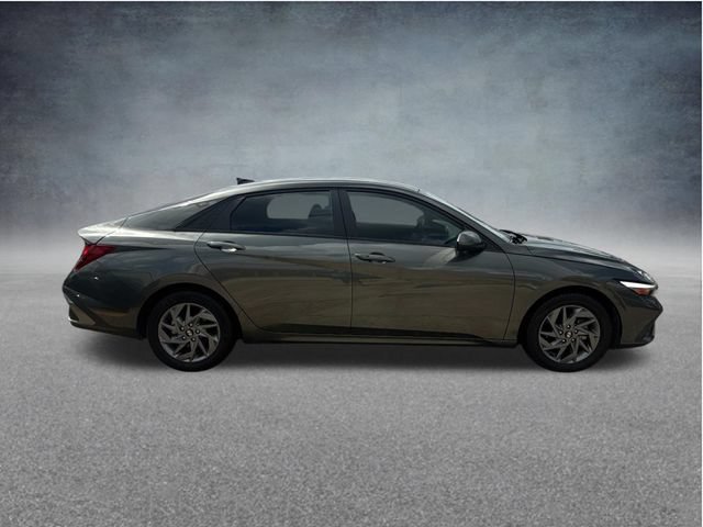 Used 2024 Hyundai Elantra SEL FWD image 12