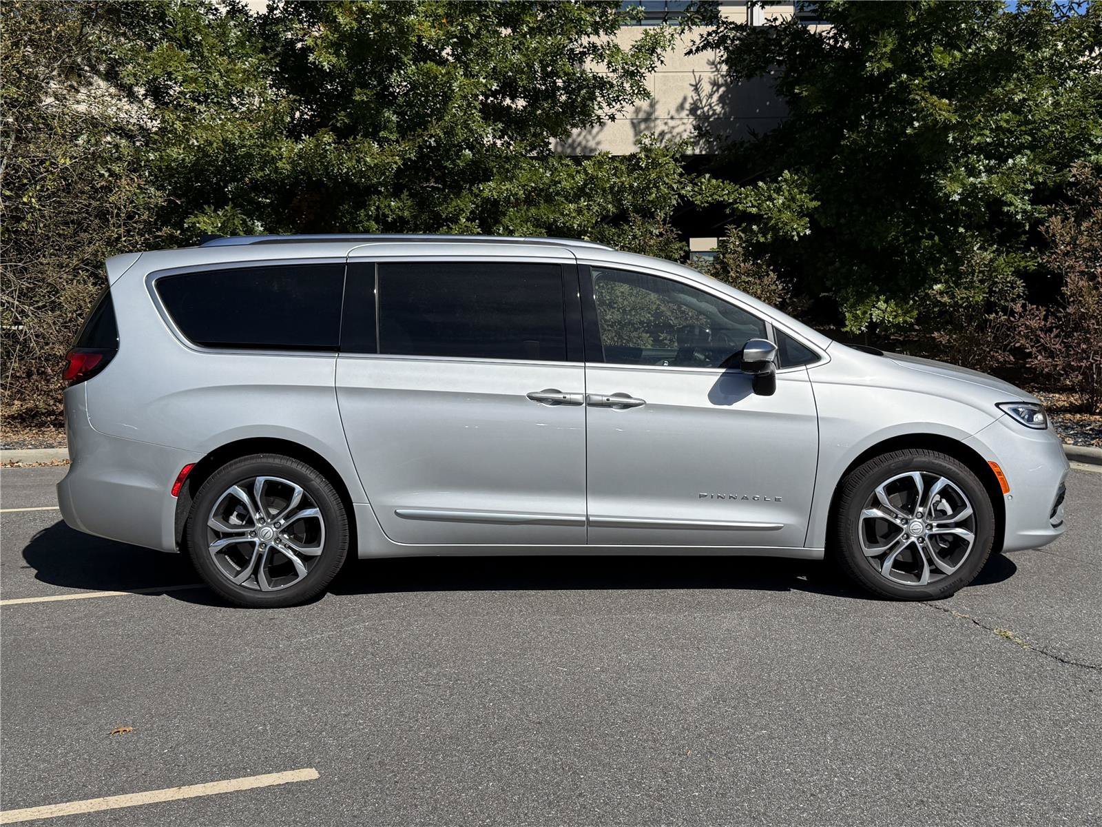 Used 2026 Chrysler Pacifica Pinnacle w/ Trailer Tow Group AWD/4WD image 2
