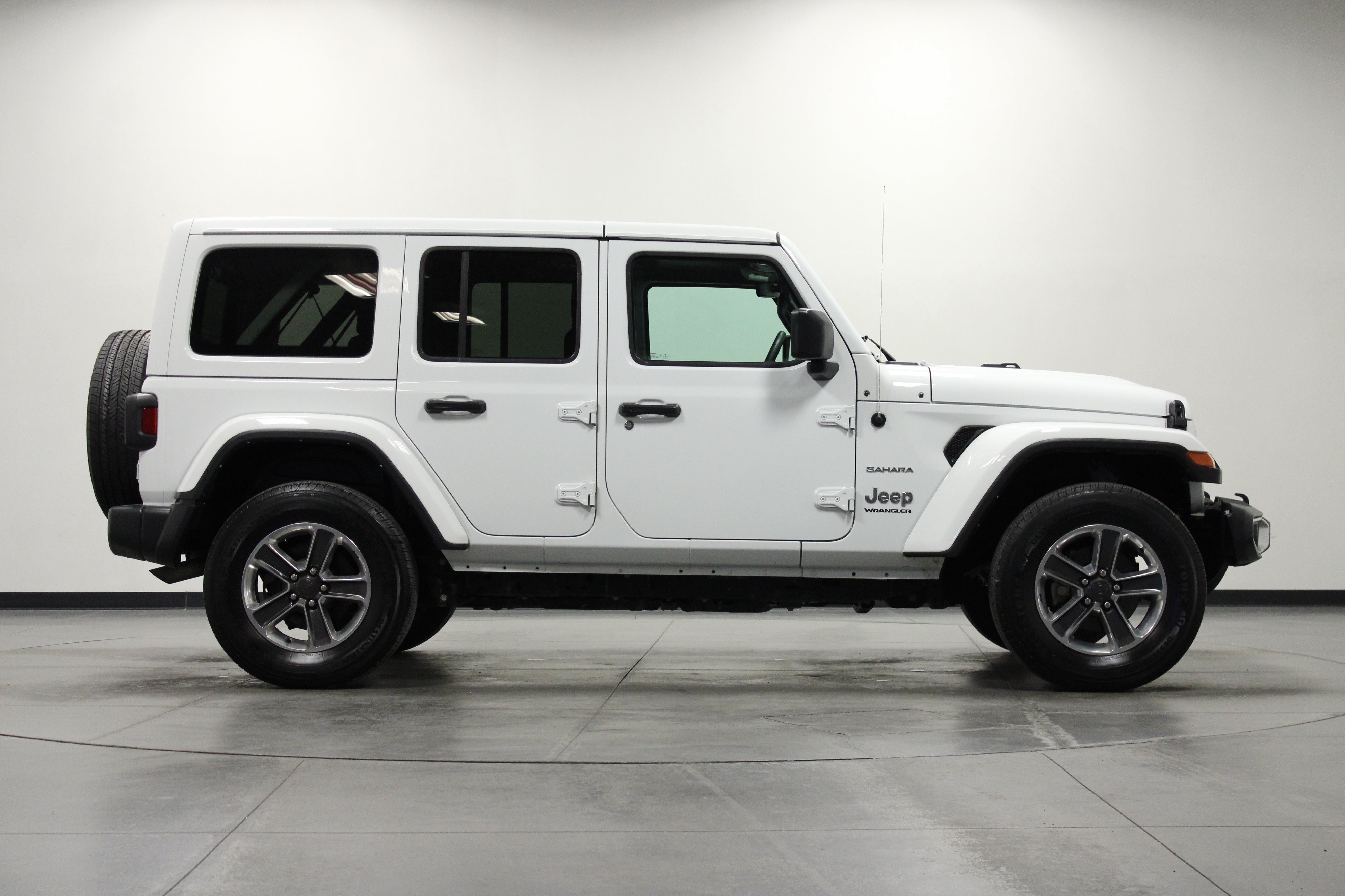 Used 2023 Jeep Wrangler Unlimited Sahara AWD/4WD image 3